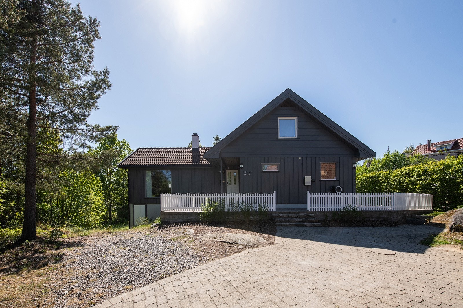 Her ser du huset fra inngangssiden Galleribilde