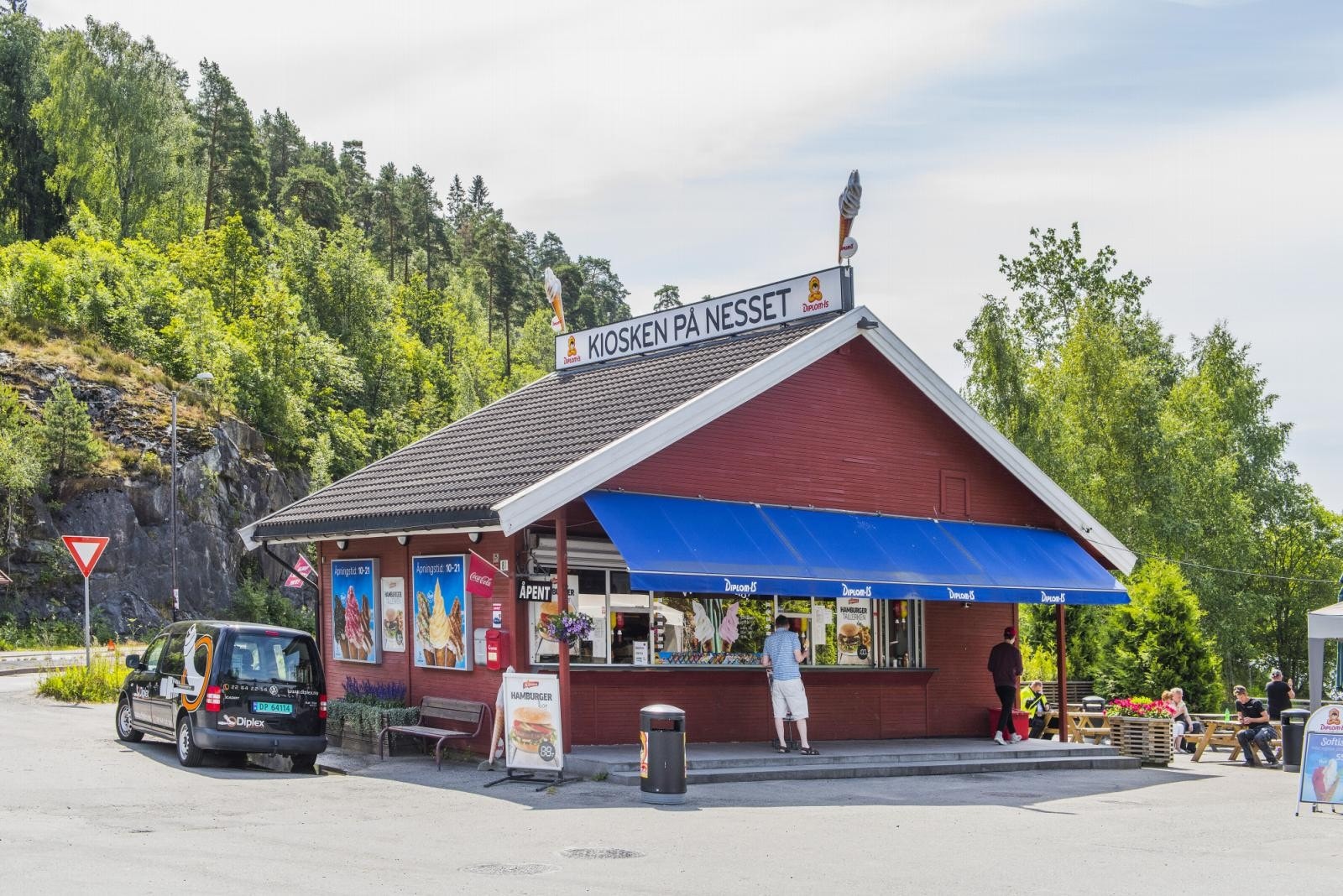 Den populære kiosken på Nesset - folk valfarter hit for den velkjente softisen Galleribilde