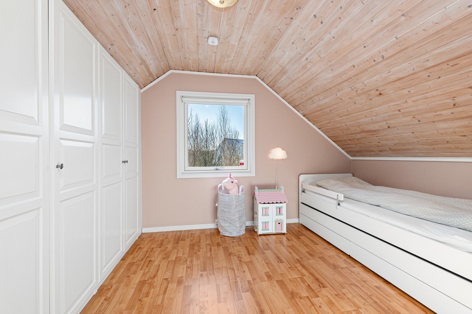 Soverom i 2. etasje. Godt med skapplass Galleribilde