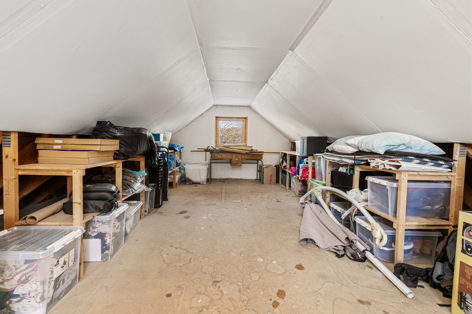 Loft over garasjen med inngang fra baksiden av garasjen Galleribilde