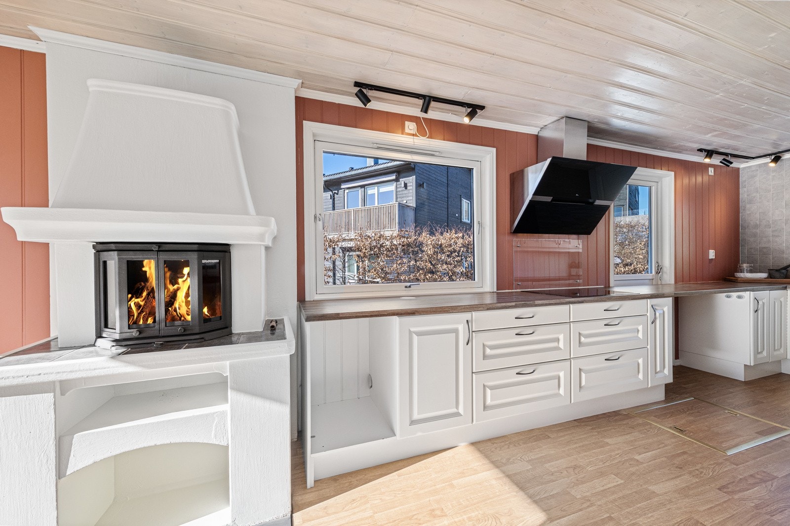 Lys profilert kjøkkeninnredning fra Designa. Fritthengede ventilator med lufting ut Galleribilde