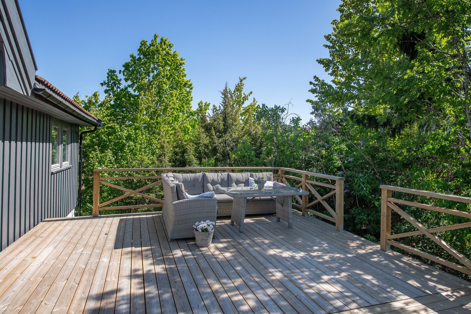 Stor terrasse for kos på varme dager Galleribilde