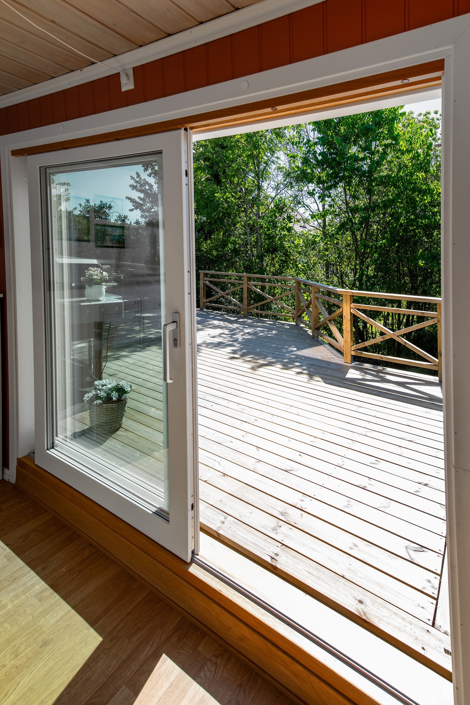 Stor skyvedør på kjøkkenet med utgang til stor terrasse Galleribilde