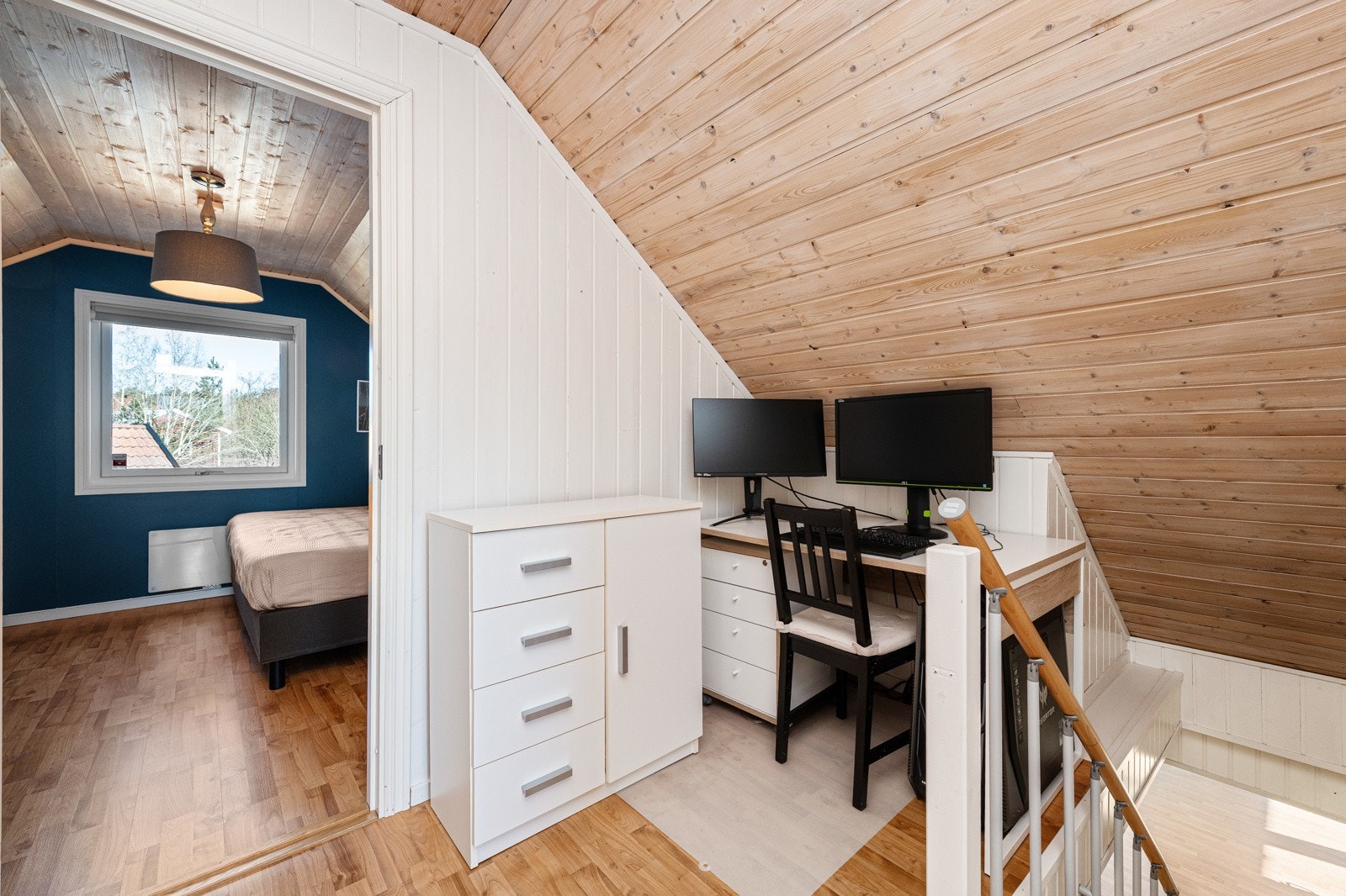 Gang i 2. etasje. Liten krok med plass til et lite hjemmekontor Galleribilde