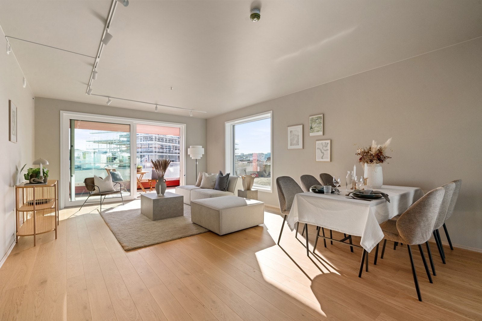 Stuen er stor, med plass til både sofa og spiseplass Galleribilde