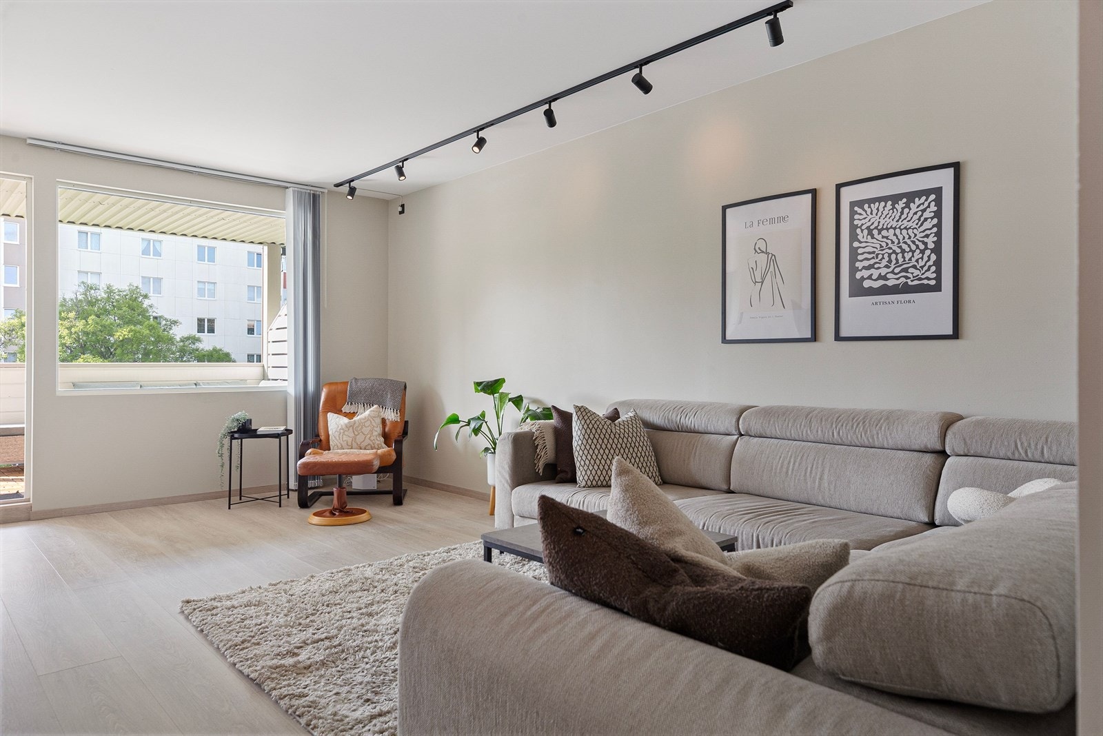 Spiseplassen ligger i en egen sone ved kjøkkenet og har utsyn gjennom store vinduer mot nabolaget og nærliggende grøntområder. Galleribilde