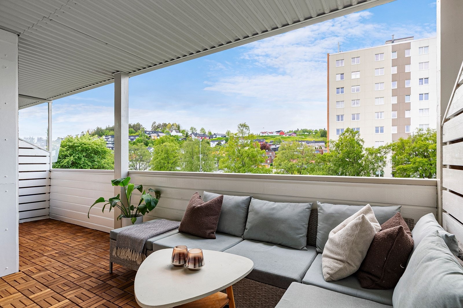 Gulvet er oppgradert med klikkfliser i tremønstret utførelse, og det er montert utendørs stikkontakt tilpasset elektrisk grill. Galleribilde