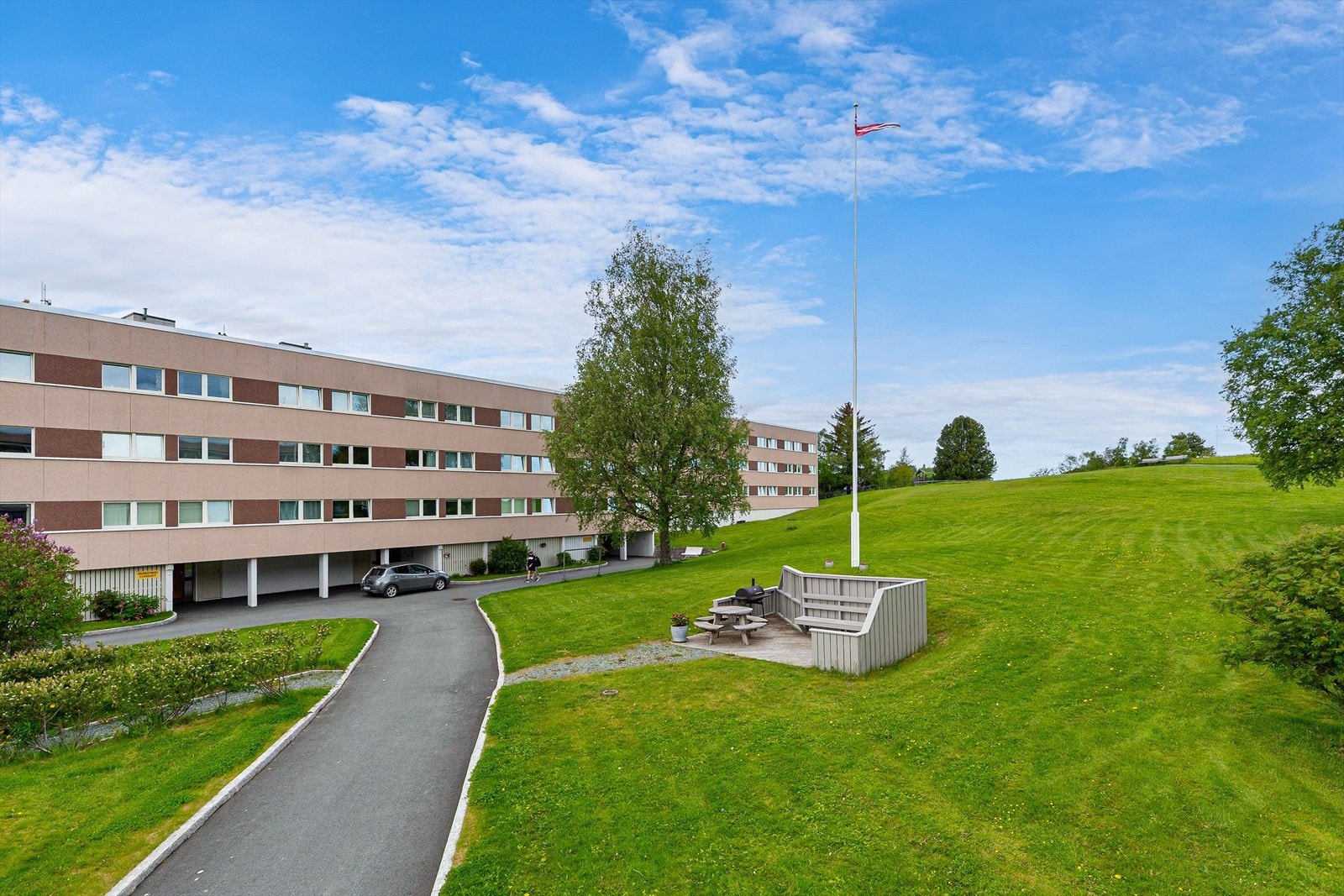 Leiligheten ligger i et stille og barnevennlig boområde med store, opparbeidede grøntarealer. Galleribilde