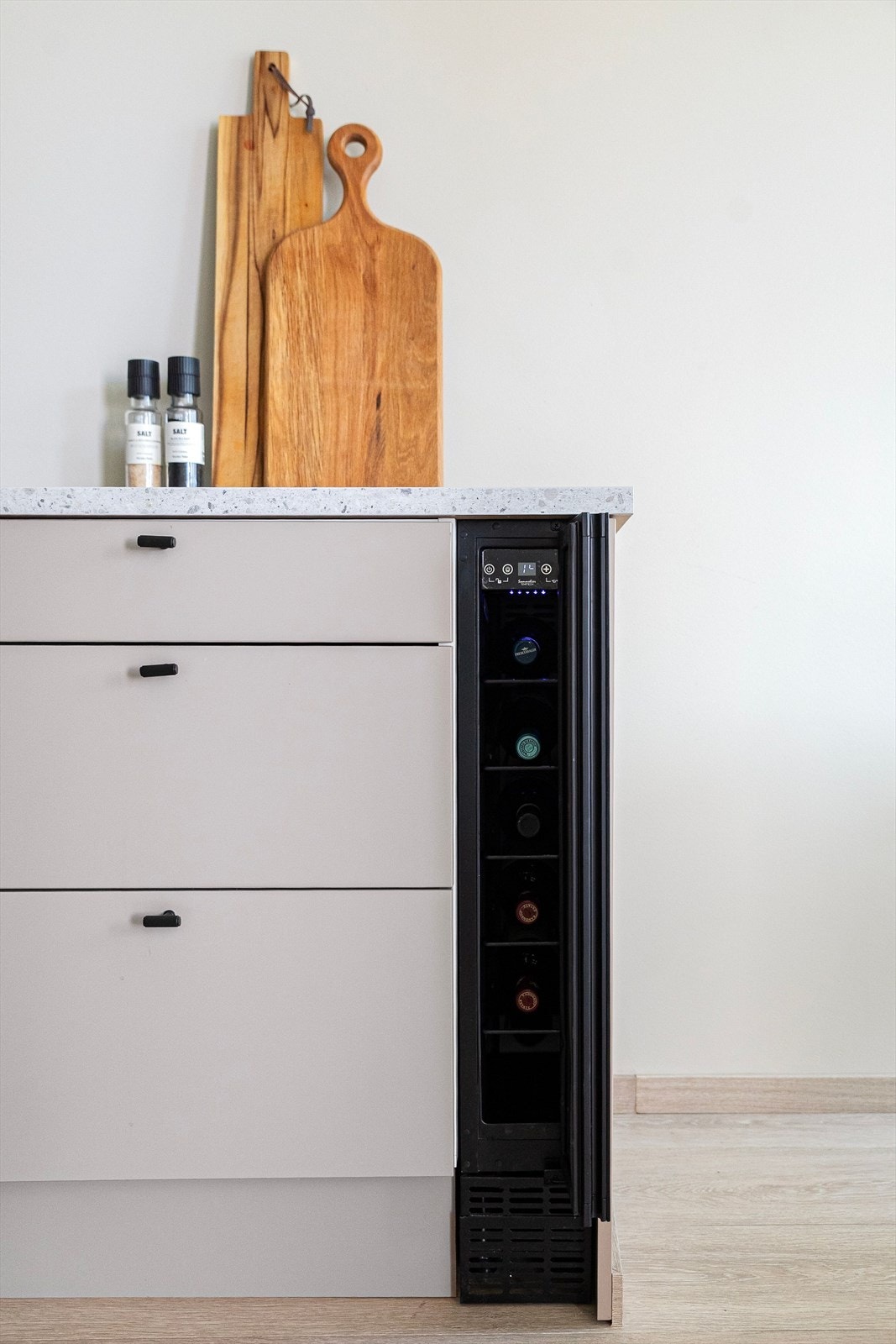 På enden av benken er det integrert vinskap fra Temptech (Sommelier-serien). Galleribilde