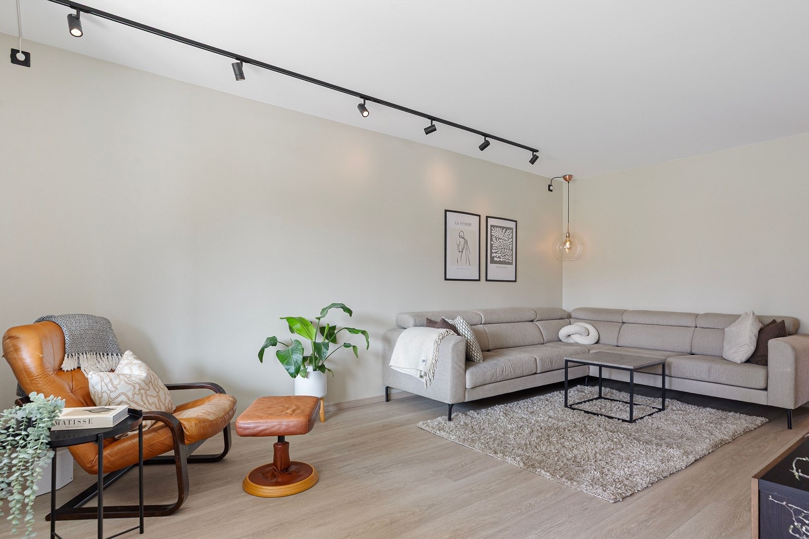 Stuen er lys og romslig og har god plass til sofa og TV-sone. Galleribilde