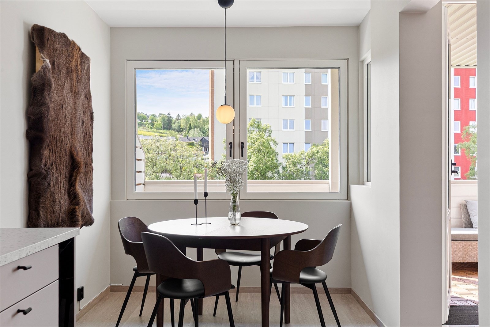 Den romslige løsningen gir godt med plass for både avslapning og sosiale sammenkomster. Galleribilde