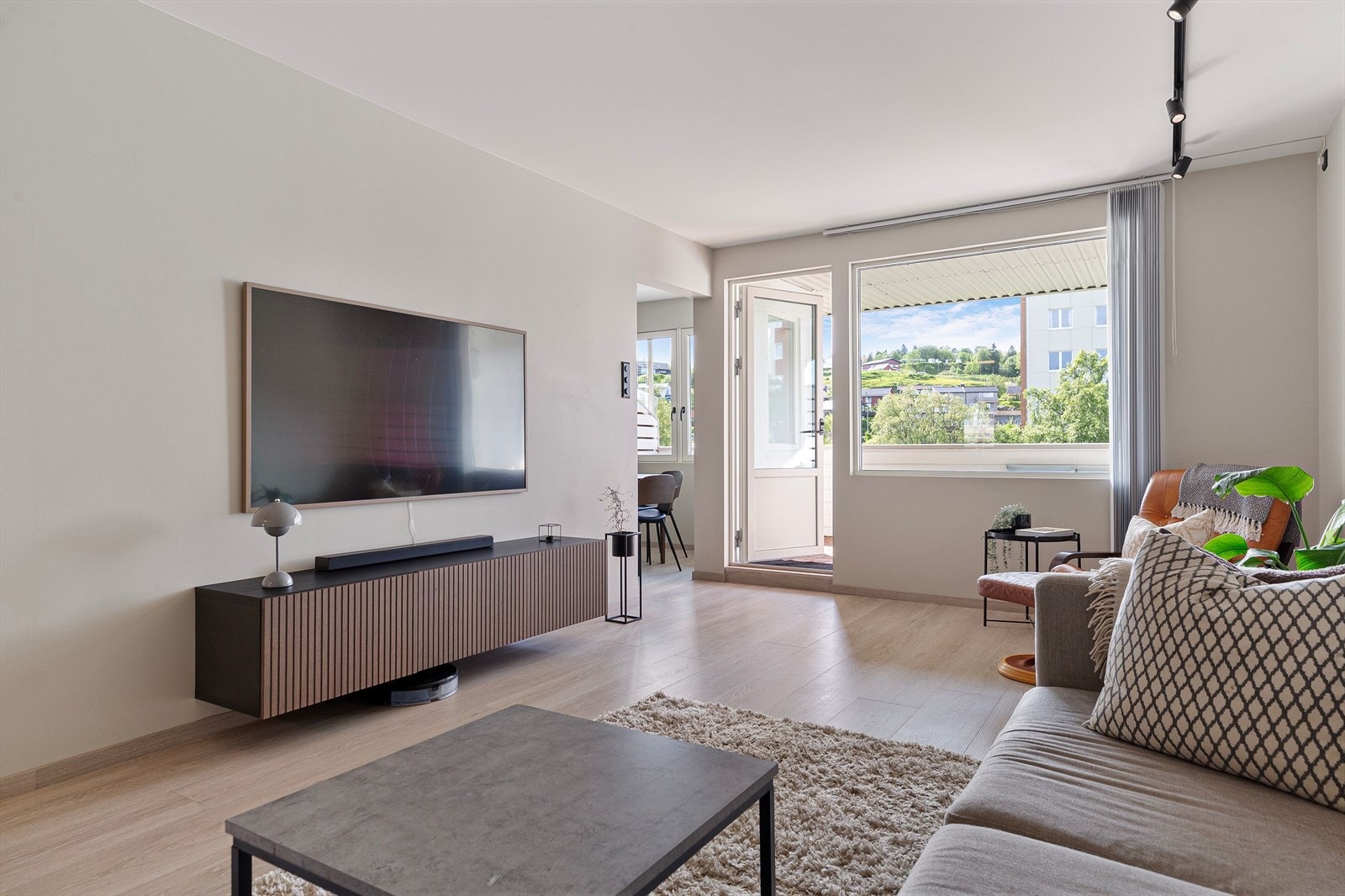 Det er installert Høiax Connected varmtvannsbereder fra 2024 som kan appstyres og programmeres til å varme vann utenom høytidspunkt for strømpriser. Galleribilde