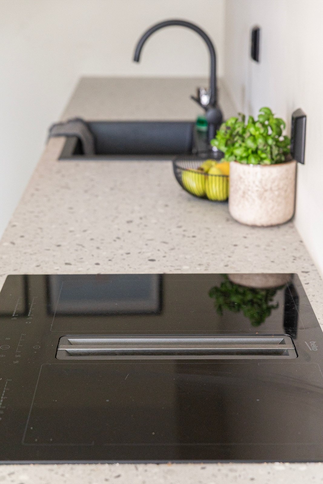 Induksjonstoppen fra Beko har to FlexiZones, anti-overkoking og integrert ventilator med en filtreringskapasitet på 650 m³ i timen. Galleribilde