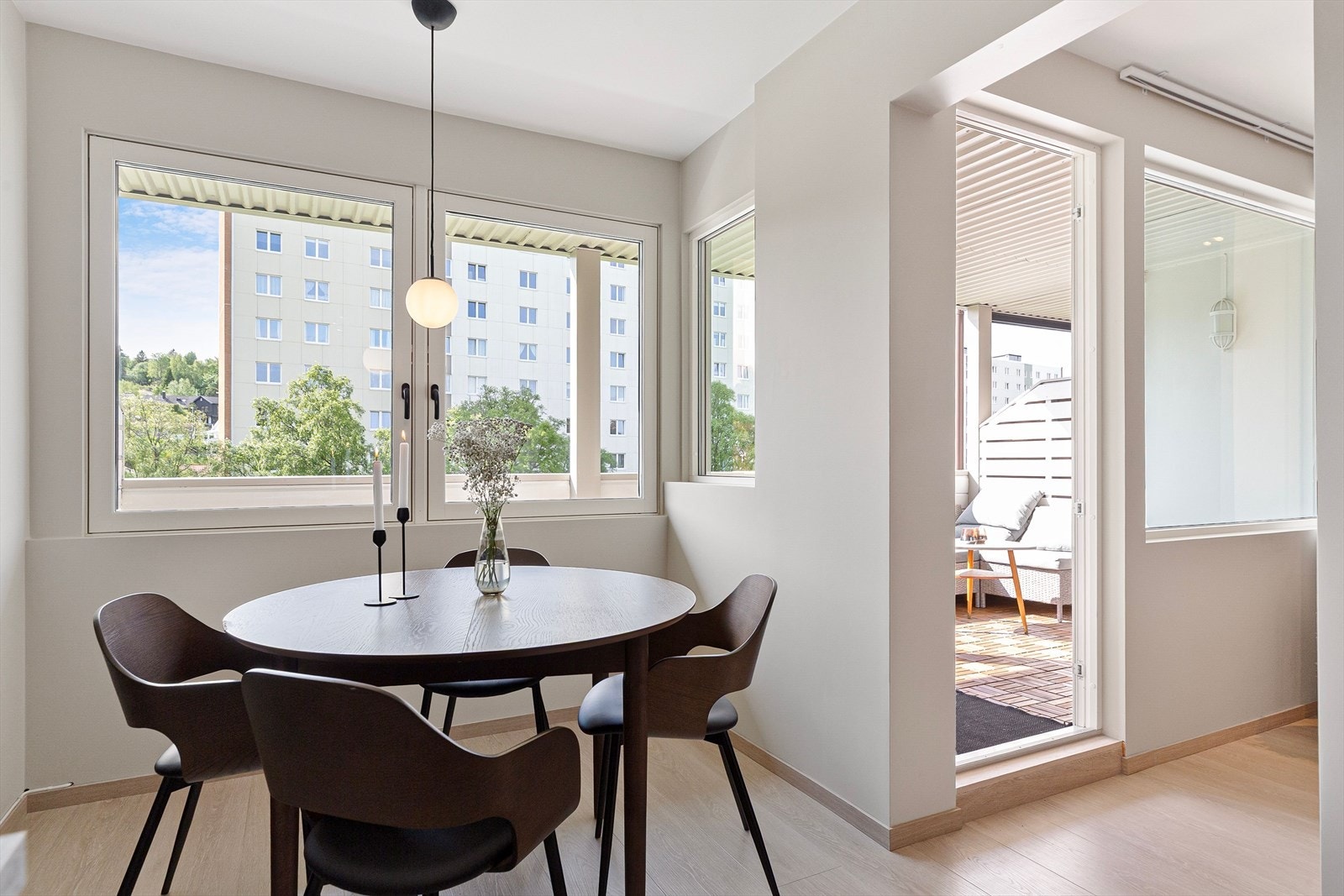 Fra stuen er det utgang til en overbygd balkong på ca. 12,5 kvm. Galleribilde