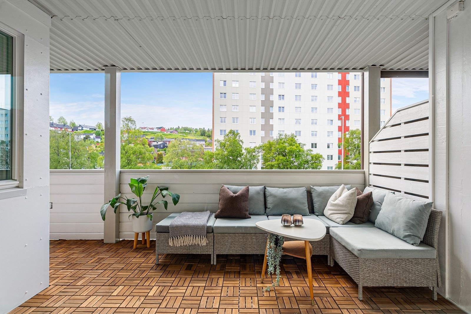 Balkongen er vestvendt og har plass til sittegruppe og beplantning, og fungerer som en naturlig forlengelse av oppholdsrommene. Galleribilde