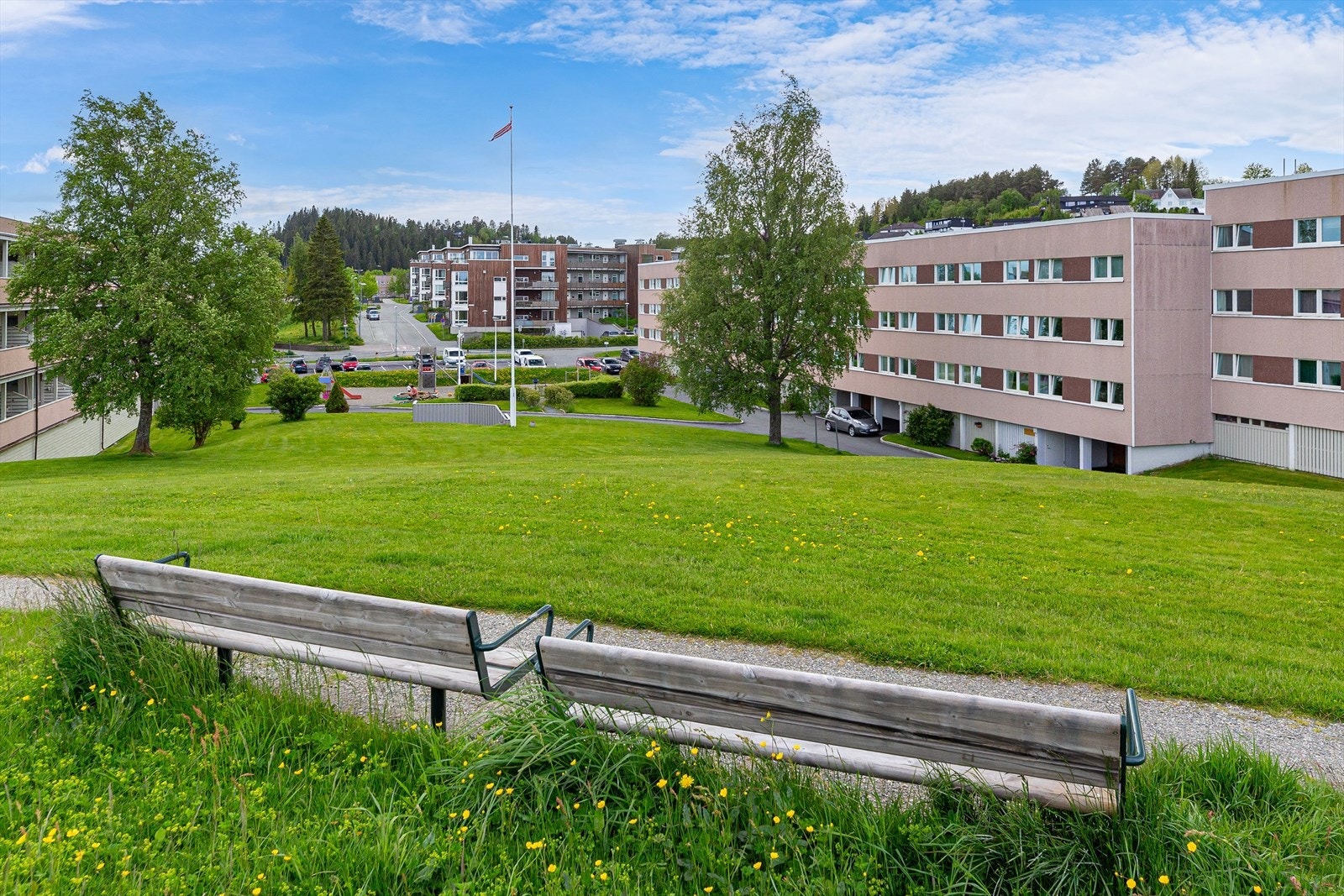 Leiligheten ligger i et stille og barnevennlig boområde med store, opparbeidede grøntarealer. Galleribilde