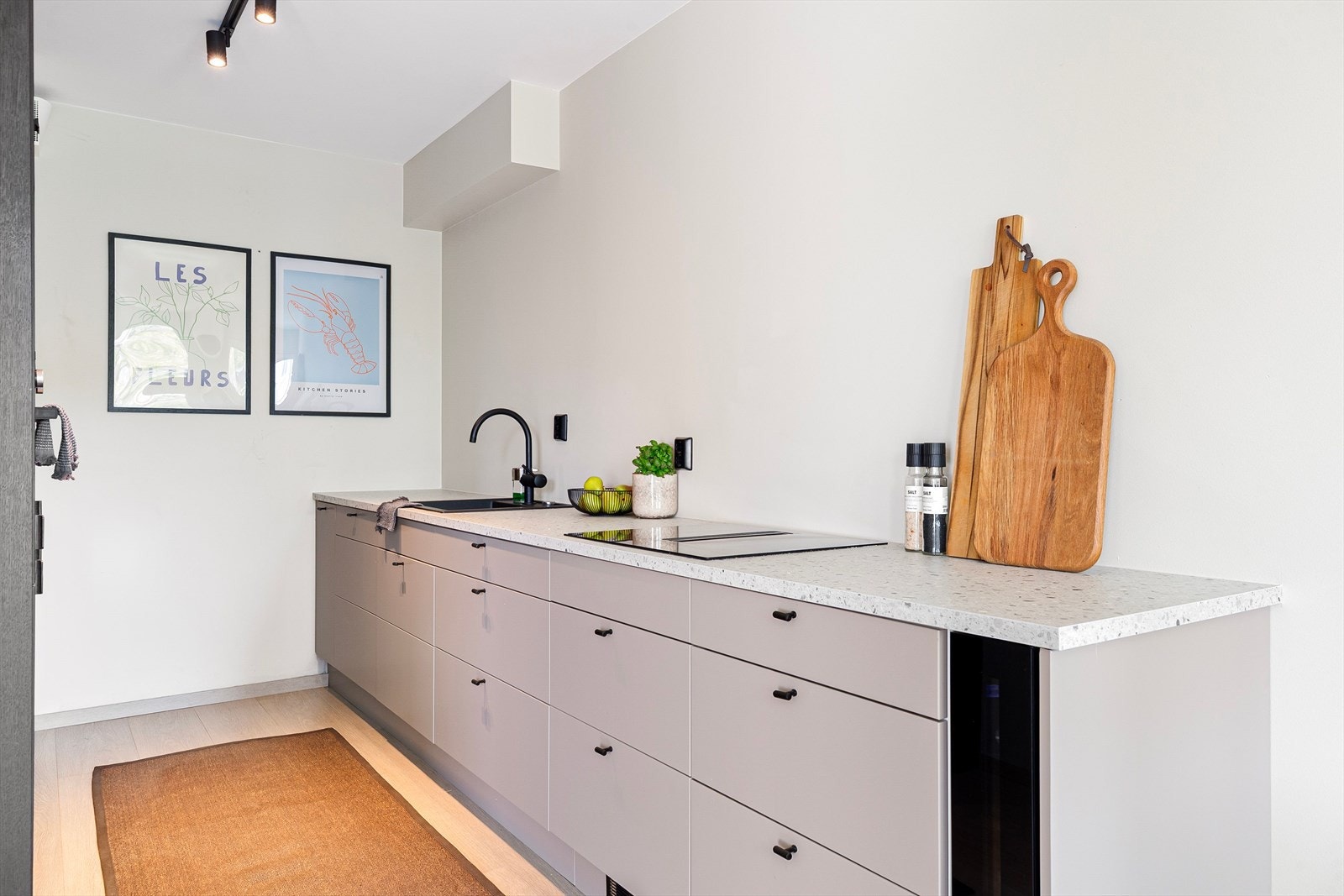 Innredningen er fra Epoq og kombinerer funksjonalitet og estetikk med slette fronter, dempede fargetoner og en lys, komposittlignende benkeplate. Galleribilde