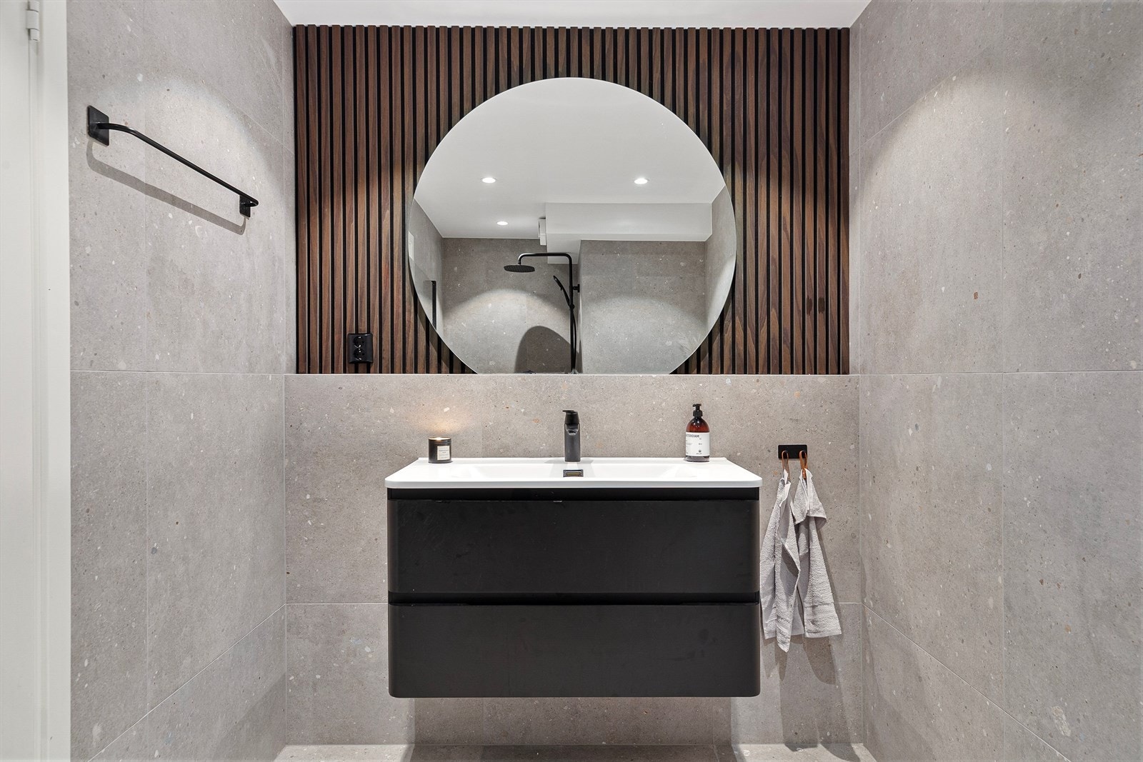 Badet på ca. 5 kvm ble renovert i 2024, inkludert nye vann- og avløpsrør lagt av Stiftsstaden VVS. Galleribilde