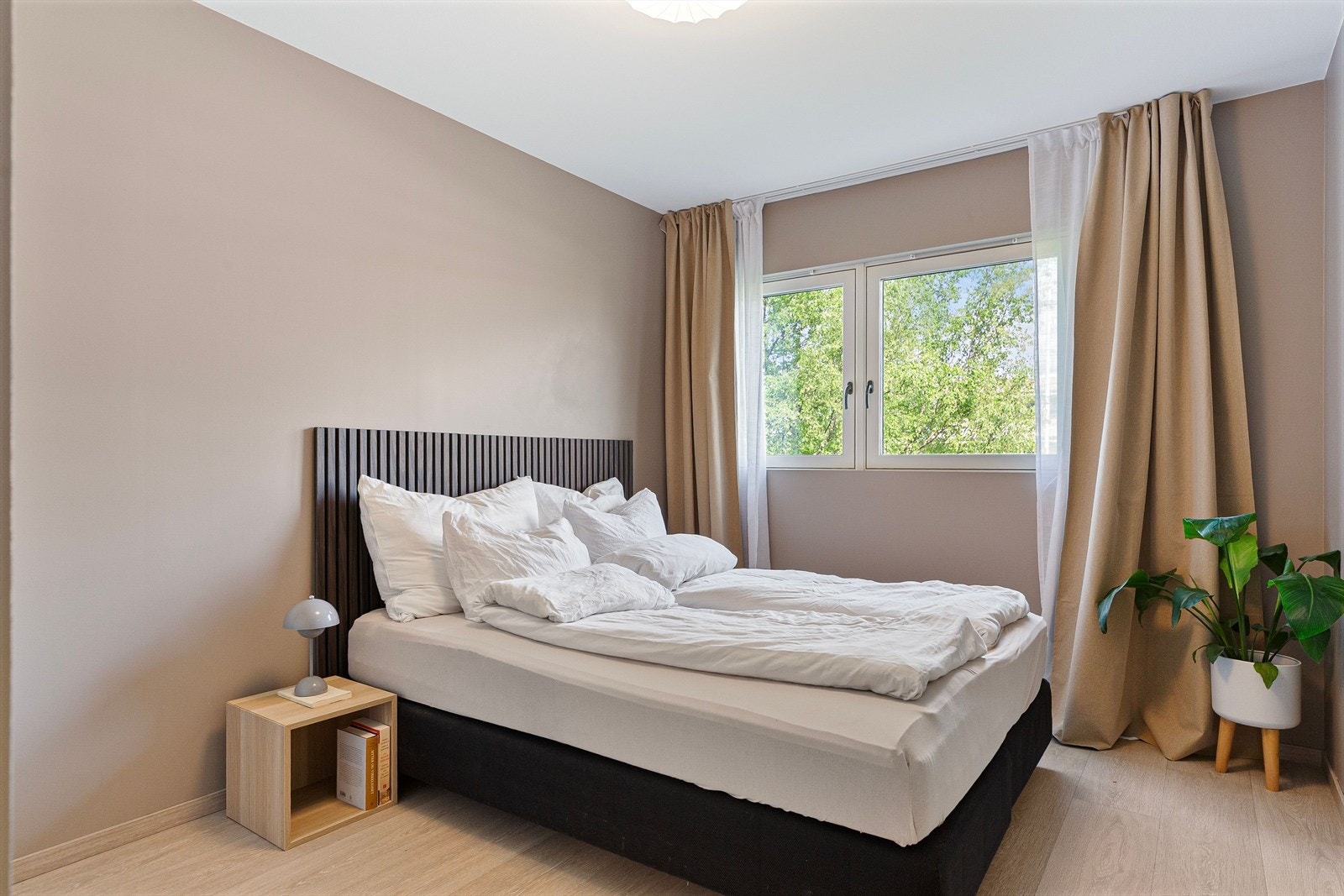 Hovedsoverommet er ca. 11 kvm og har god plass til dobbeltseng, nattbord og skap. Galleribilde