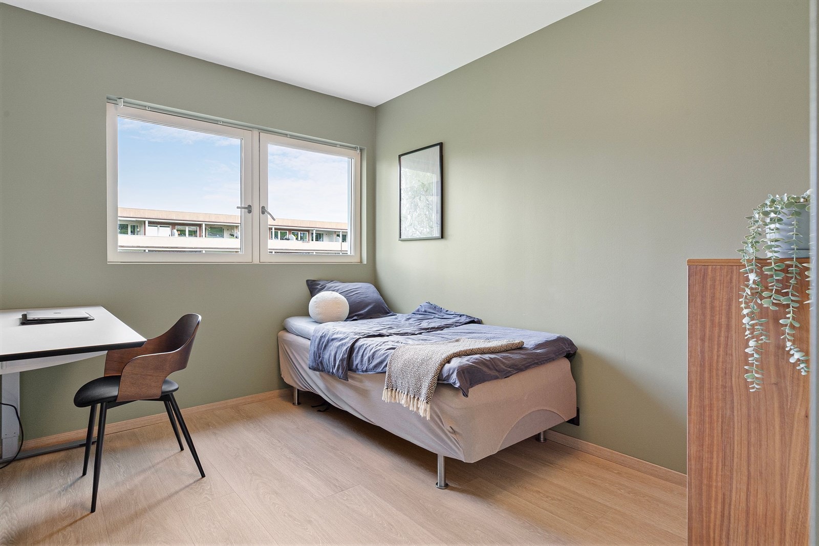 Soverom nummer to er ca. 10,5 kvm og egner seg godt som barnerom, kontor eller gjesterom. Galleribilde