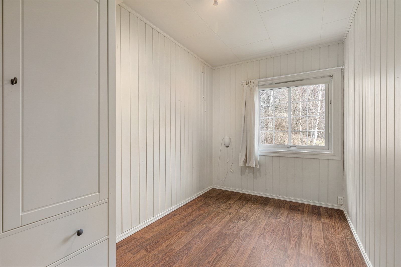 Soverom med plass til seng og nattbord. Galleribilde