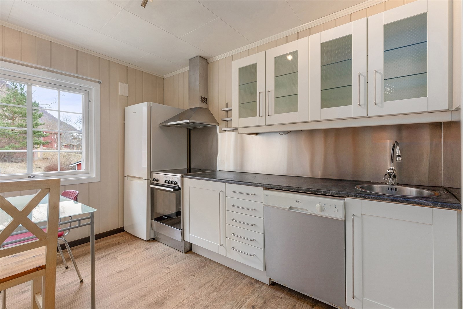 Ein triveleg sjølveigarleilegheit med stort potensial, fint plassert i andre etasje i eit etablert og fredeleg område på Årdalstangen. Galleribilde