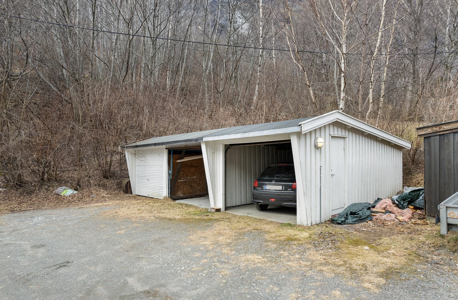 Tilhøyrande garasje. Galleribilde