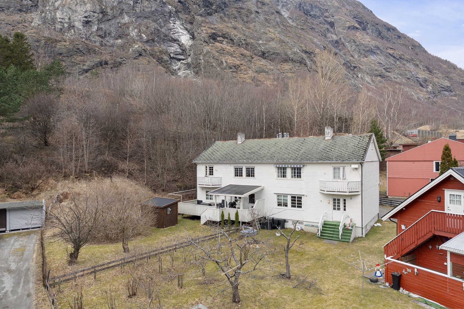 Bustaden har ein god og praktisk planløysing med stove, kjøkken, to soverom, bad og gang. Her kan du setje ditt eige preg og skape ein heim etter eigen smak. Galleribilde