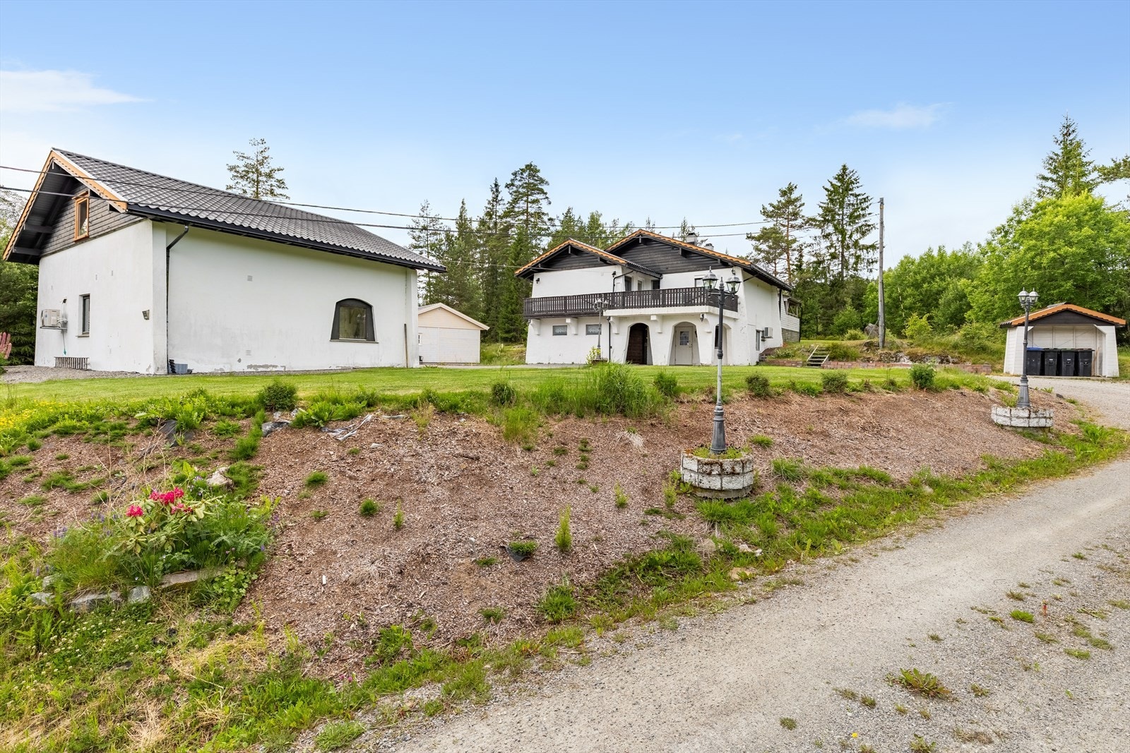 Romslig tomt med store grøntarealer Galleribilde