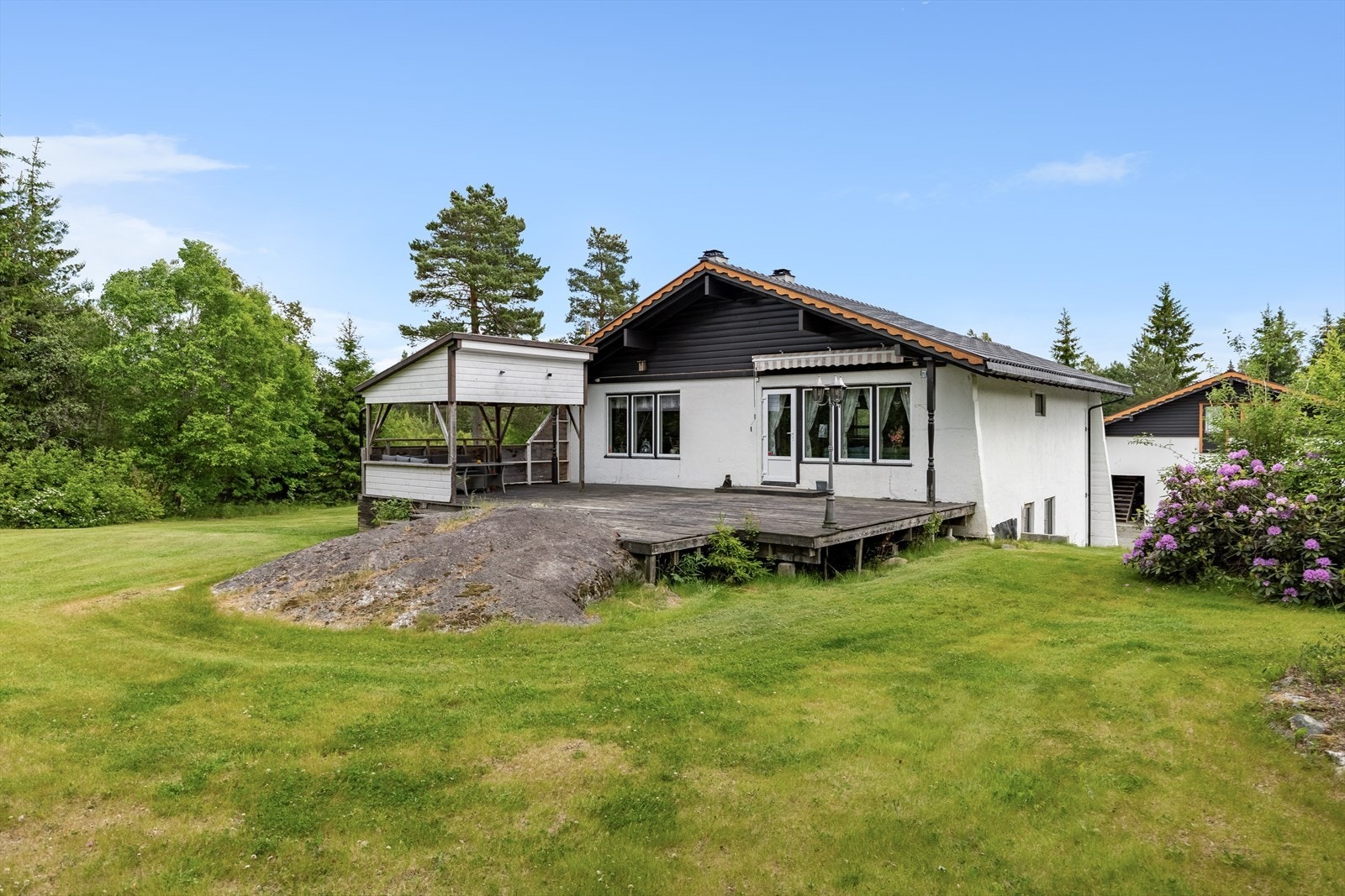 Hage med god plass til lek og moro Galleribilde