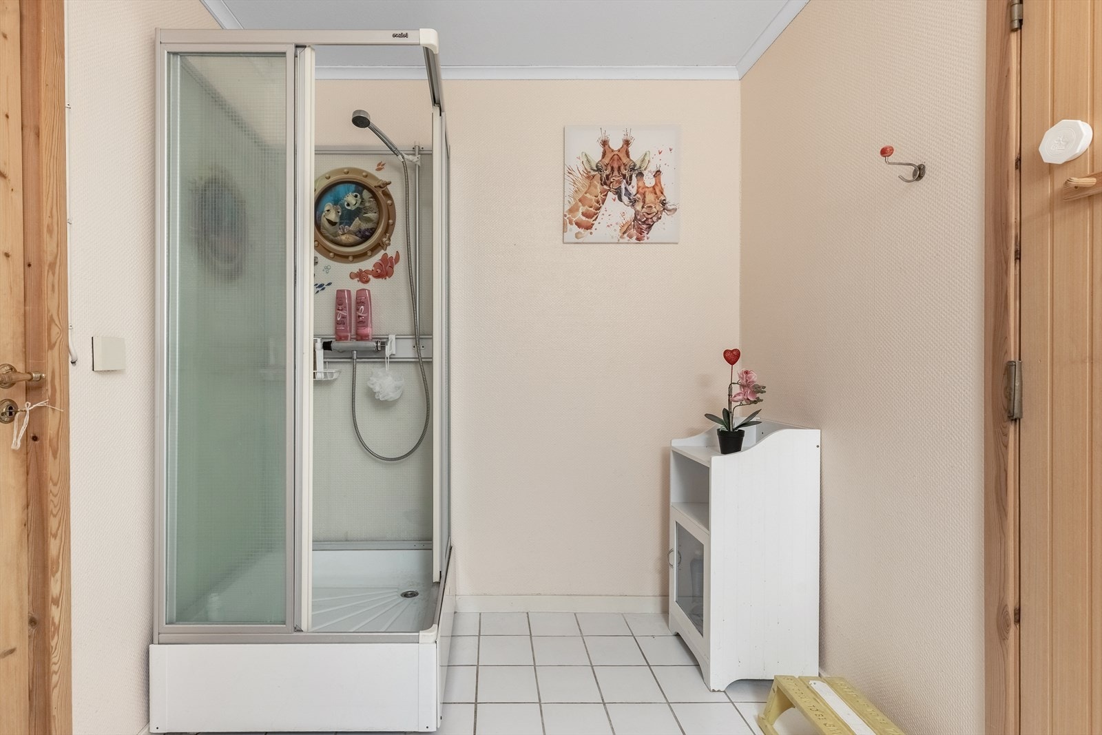 Badet er innredet med toalett, servant og dusjkabinett, samt adkomst til badstue Galleribilde