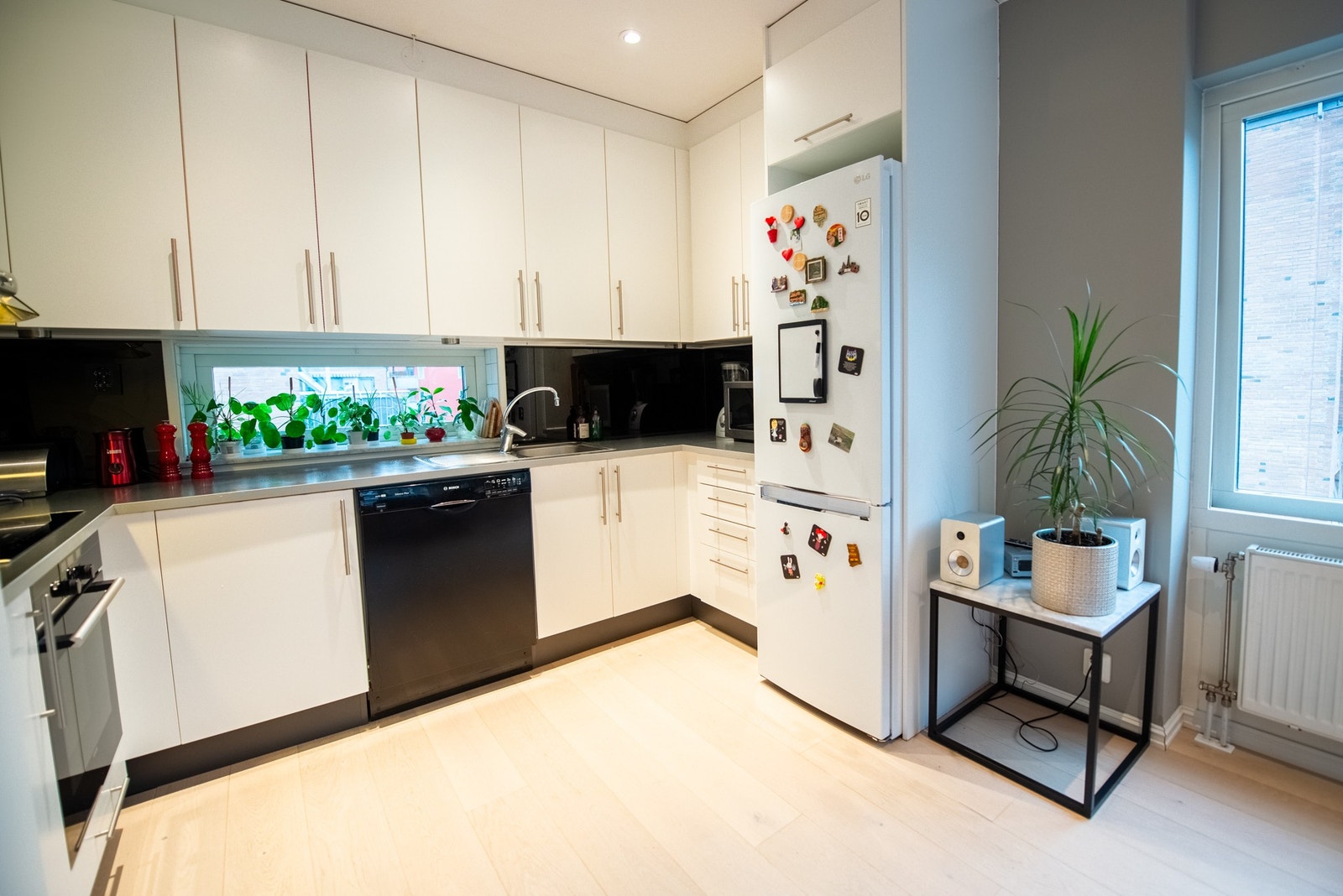 Romslig kjøkken, godt med skapplass Galleribilde