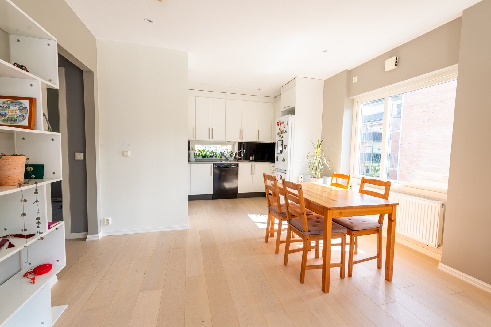 Kjøkken med spisebord til 4 Galleribilde