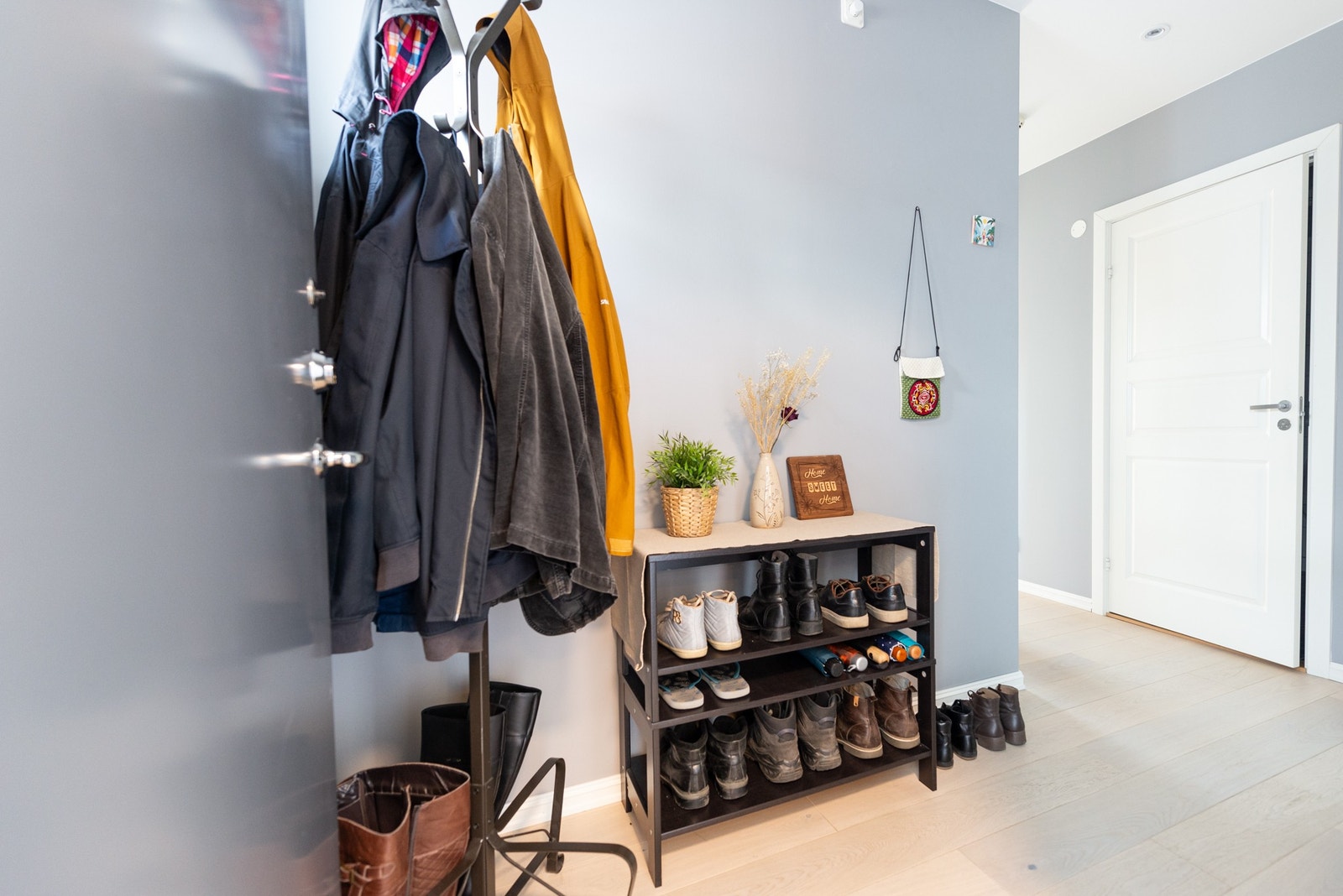 Entre med plass til å henge fra seg yttertøy og sko Galleribilde