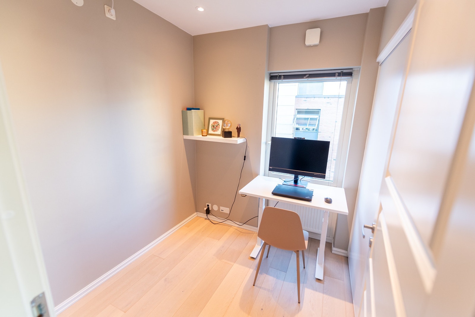 Soverom 2 med integrert garderobeskap og plass til seng Galleribilde