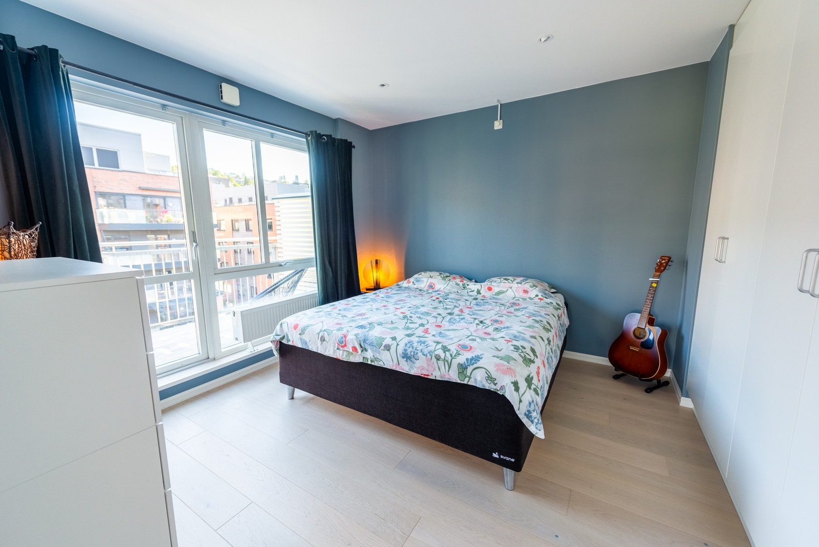 Hovedsoverom med plass til dobbeltseng og integrert garderobeskap. Galleribilde