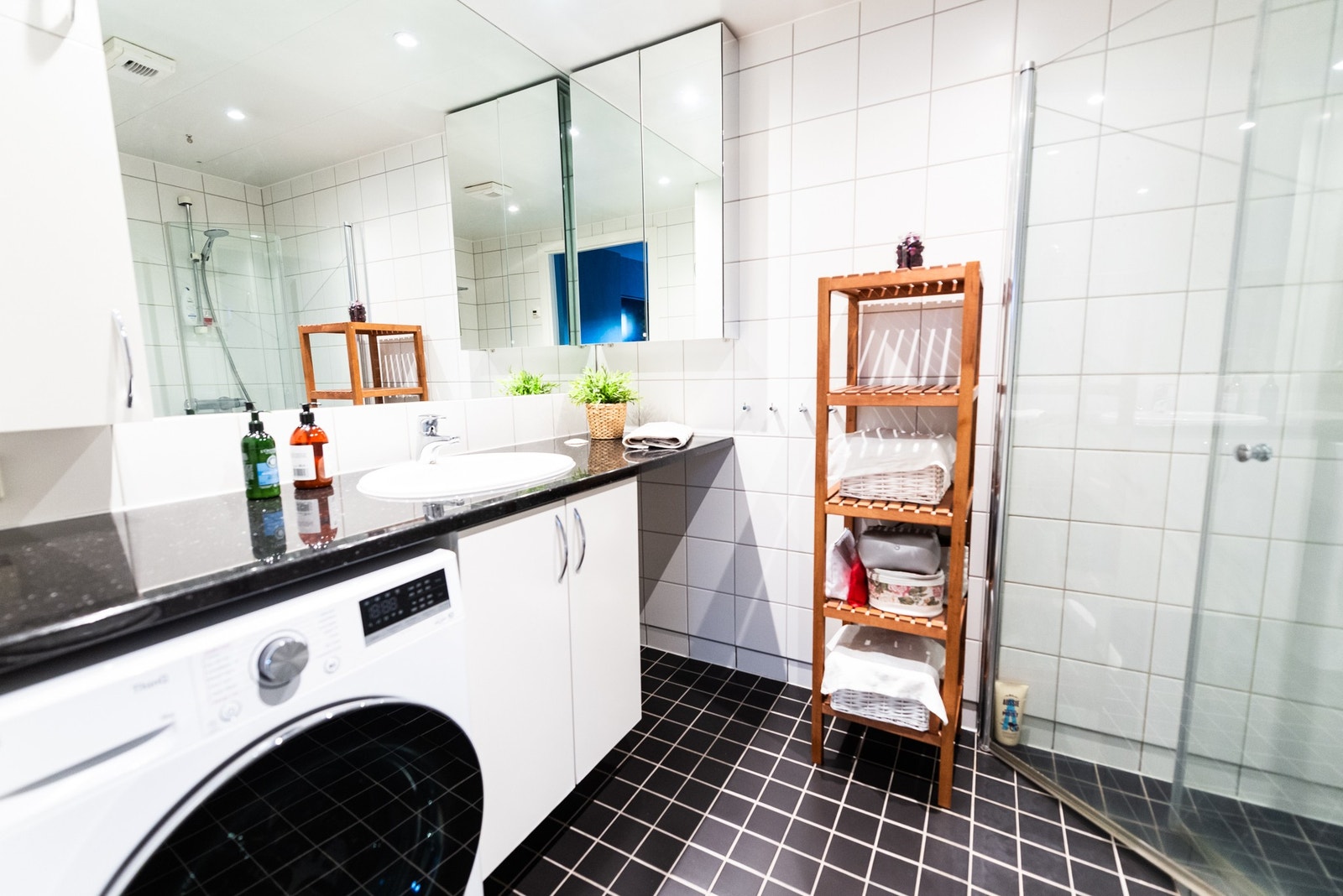 Stort flislagt bad med vaskemaskin Galleribilde