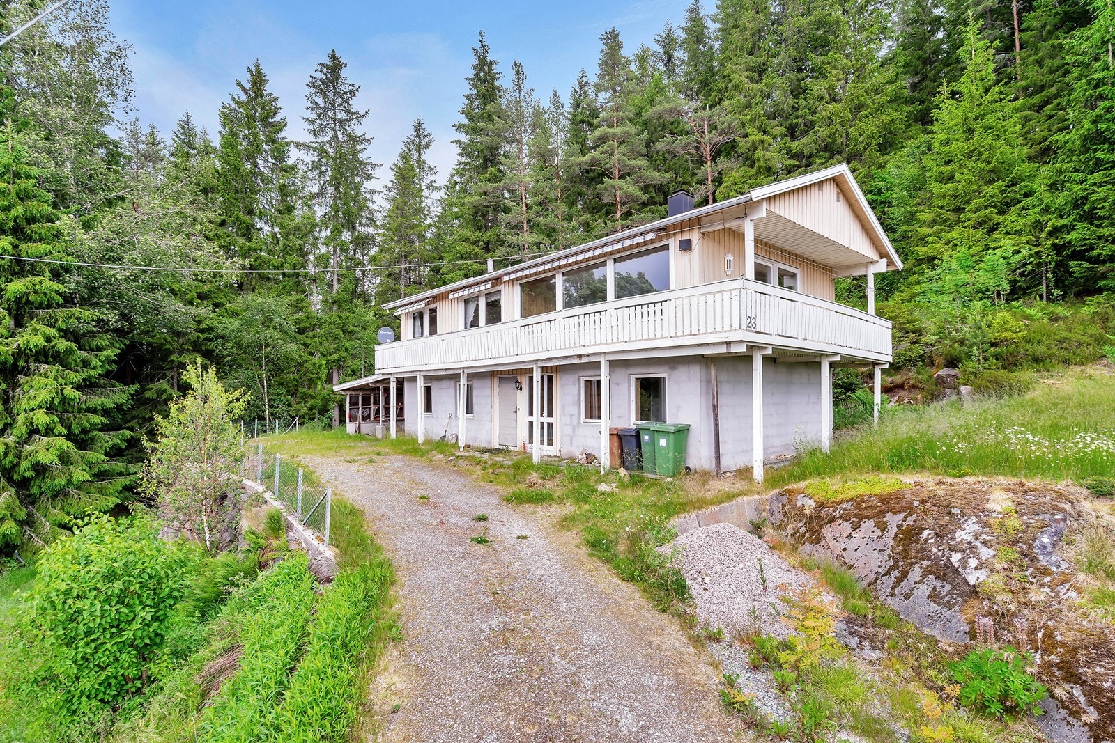 Innkjørsel med plass til parkering Galleribilde