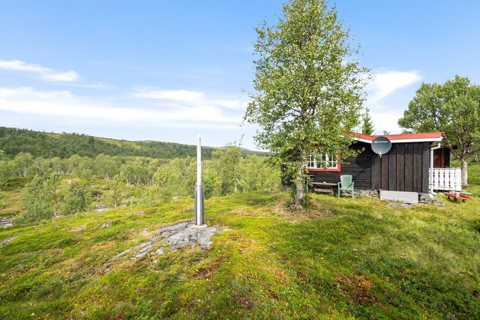 Hytta har en usjenert beliggenhet med fin utsikt utover dalen. Innlagt strøm. Galleribilde