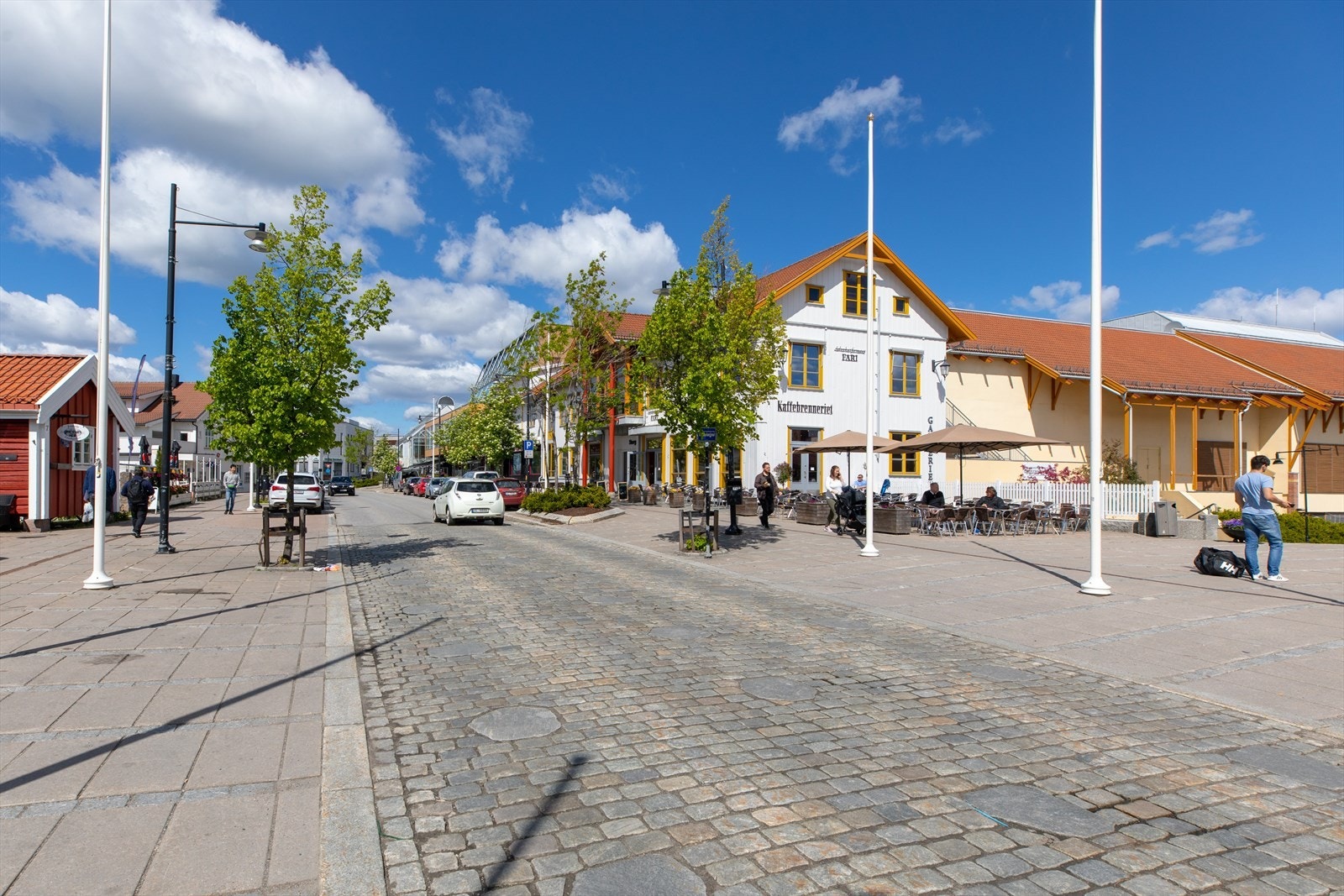 Fra boligområdet er det fine gang- og sykkelstier etablert hele veien til både skoler, og til Jessheim sentrum. Galleribilde