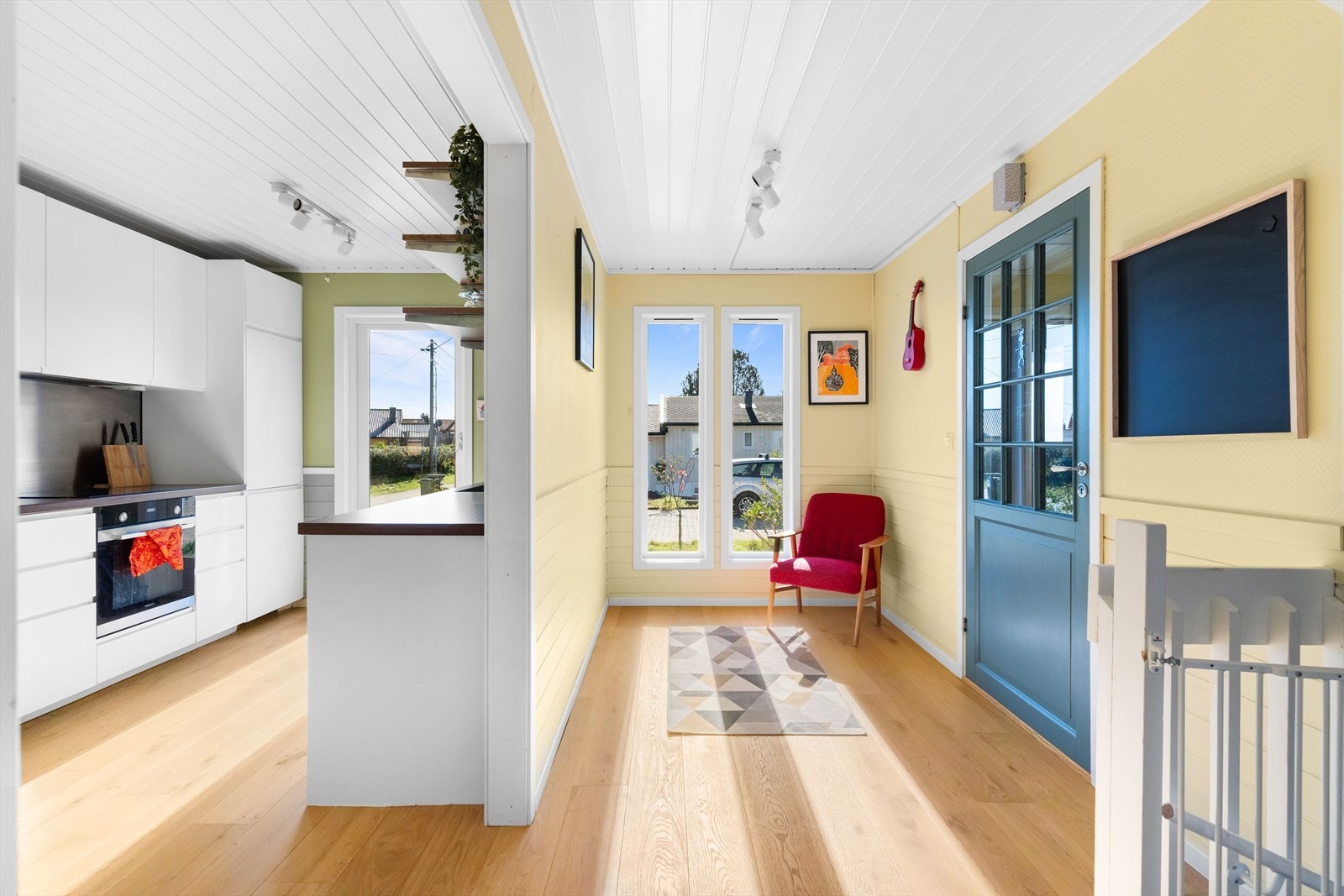 Fra gangen er det åpent inn til kjøkkenet. Galleribilde