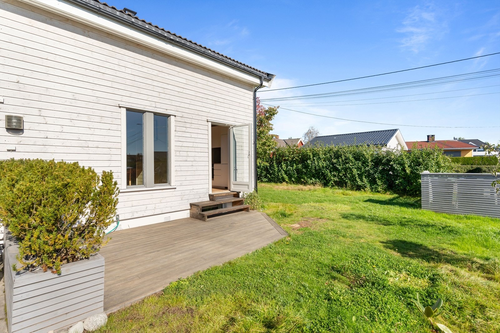 Terrassen er på 12 m². Her ute er det god plass til utemøbler, samt grill. Galleribilde