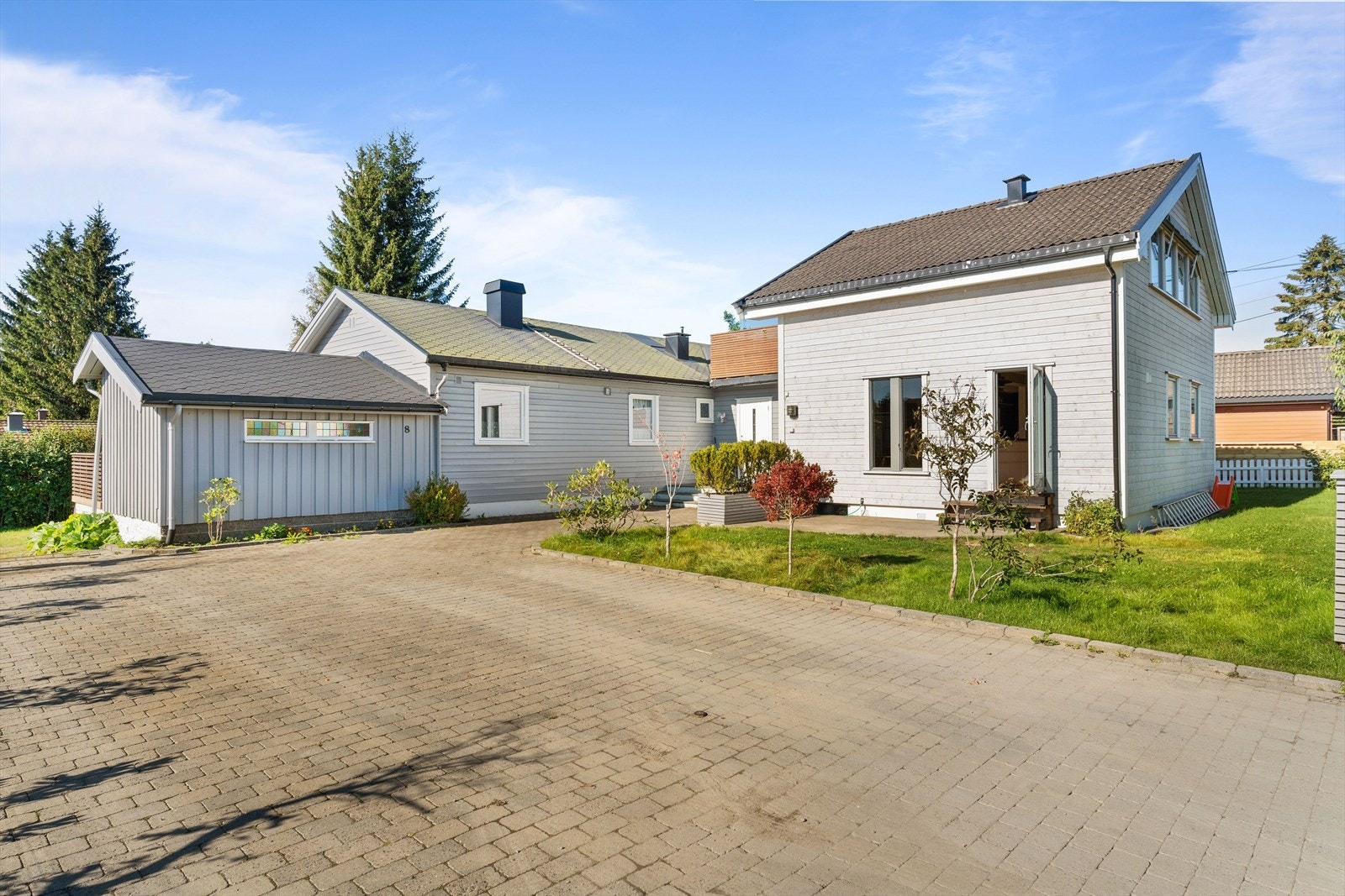 Opparbeidet gårdsplass hvor det er god plass til å parkere bilen Galleribilde