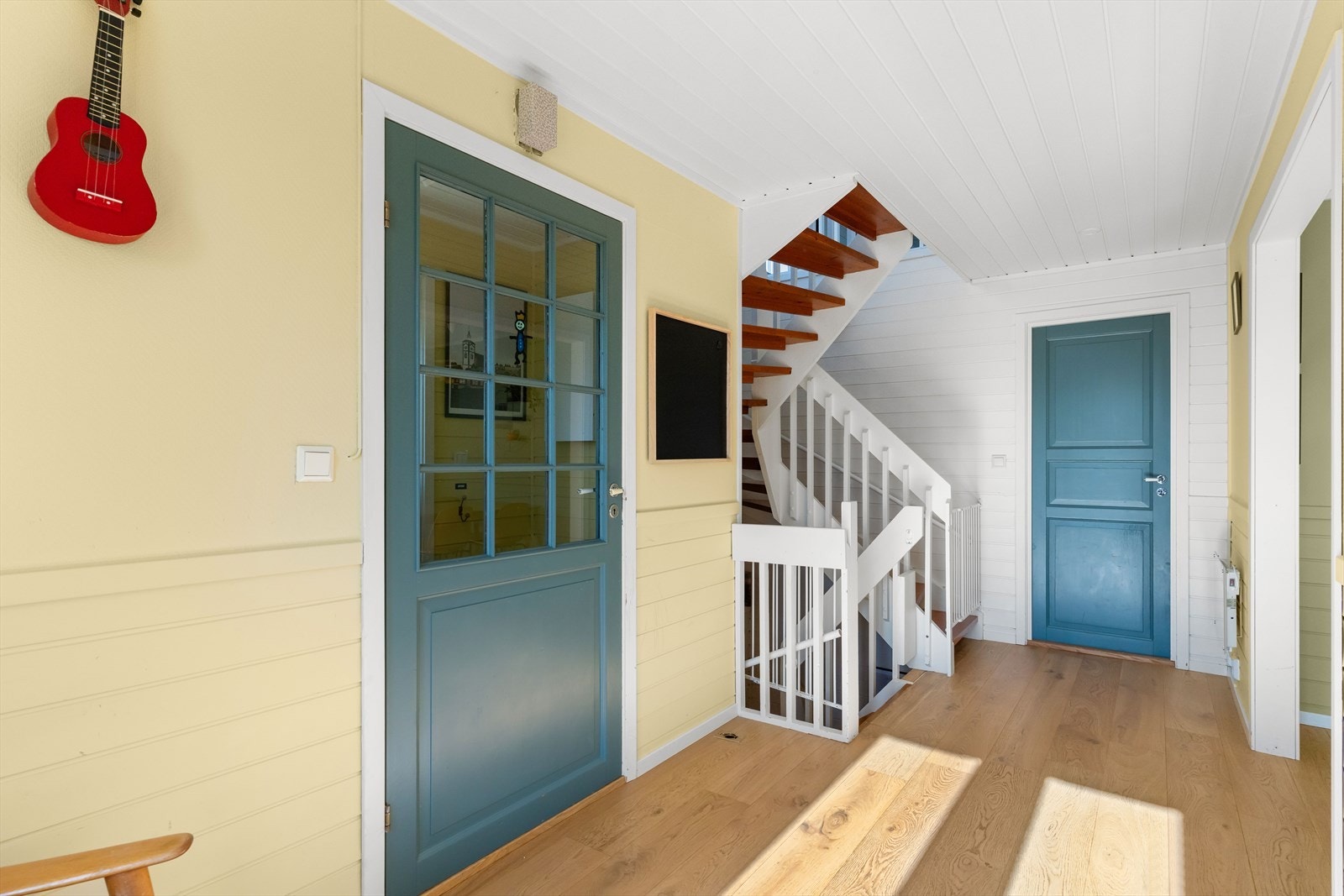 Herfra er det videre inngang til en gang med trapp opp til 2. etasje og ned til kjelleretasjen. Galleribilde