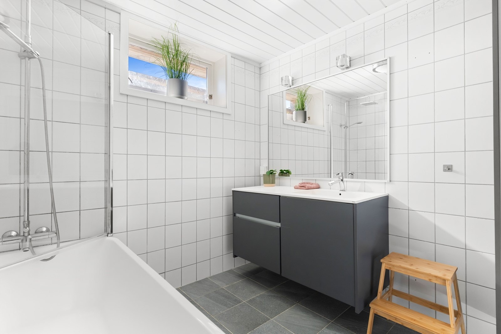 Innredningen består av servantskap med nedfelt servant, underskuffer/skap og 1-greps blandebatteri samt badekar. Galleribilde