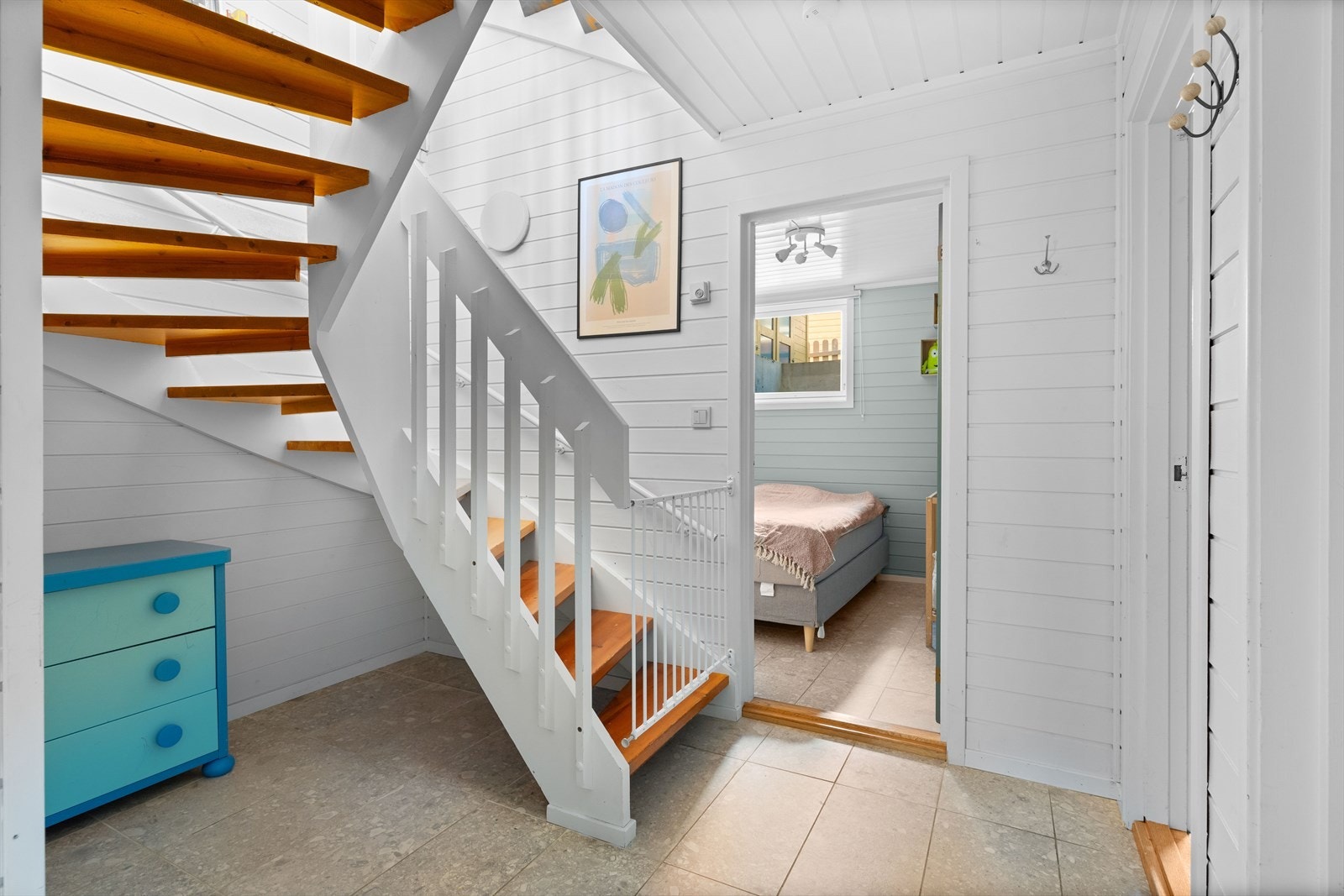 Fra trappen kommer man ned i en lysmalt gang. Galleribilde