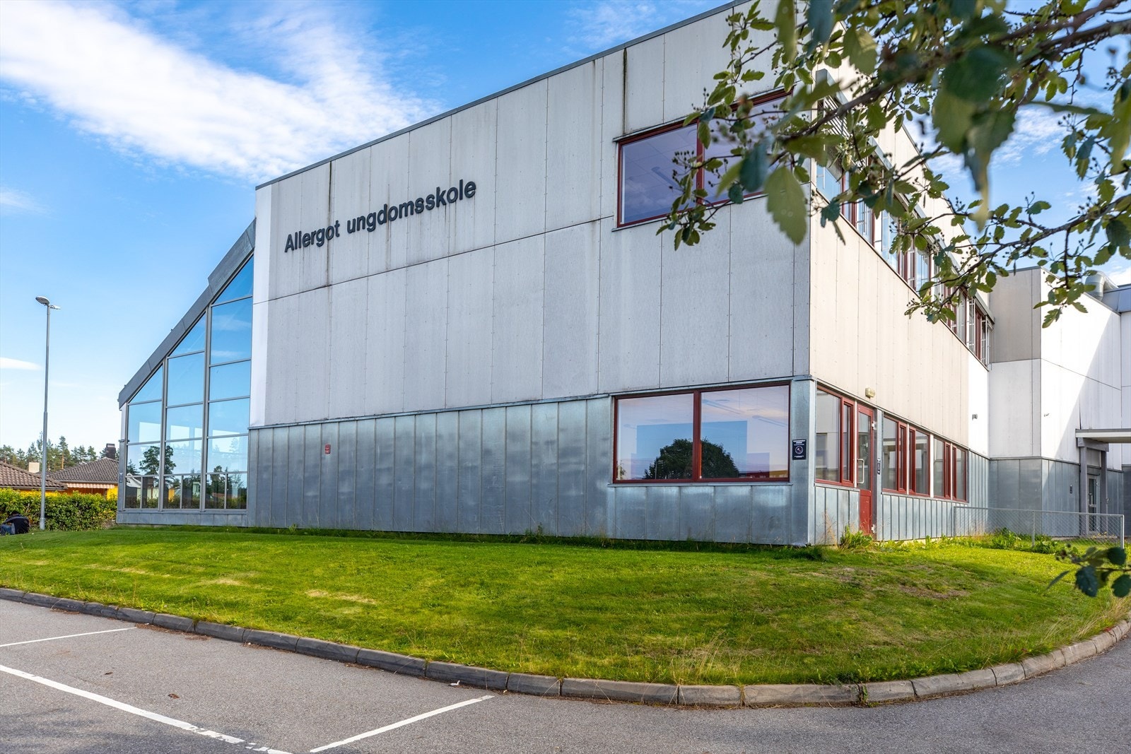 Fin skolevei for de yngste via gang/sykkelvei til Algarheim barneskole, og likeså til ungdomsskolen Allergot. Det er gangavstand til flere barnehager, samt kort vei til VGS. Galleribilde