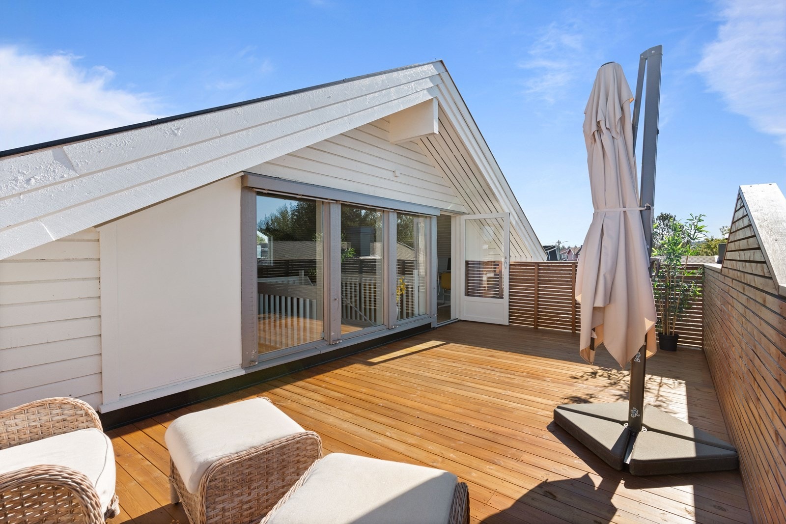 Her ute er det rikelig med plass til sittegrupper, parasoll og øvrig møblement. Galleribilde