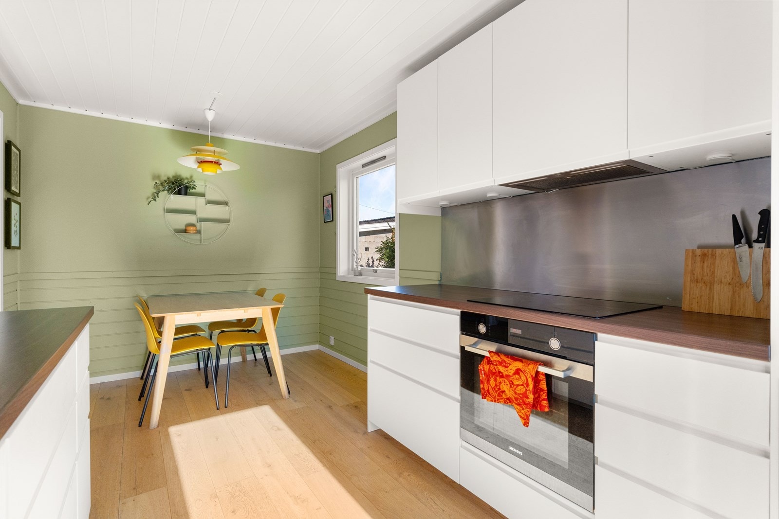 Videre er det satt inn integrert kjøle-/fryseskap, oppvaskmaskin, ovn og platetopp. Galleribilde