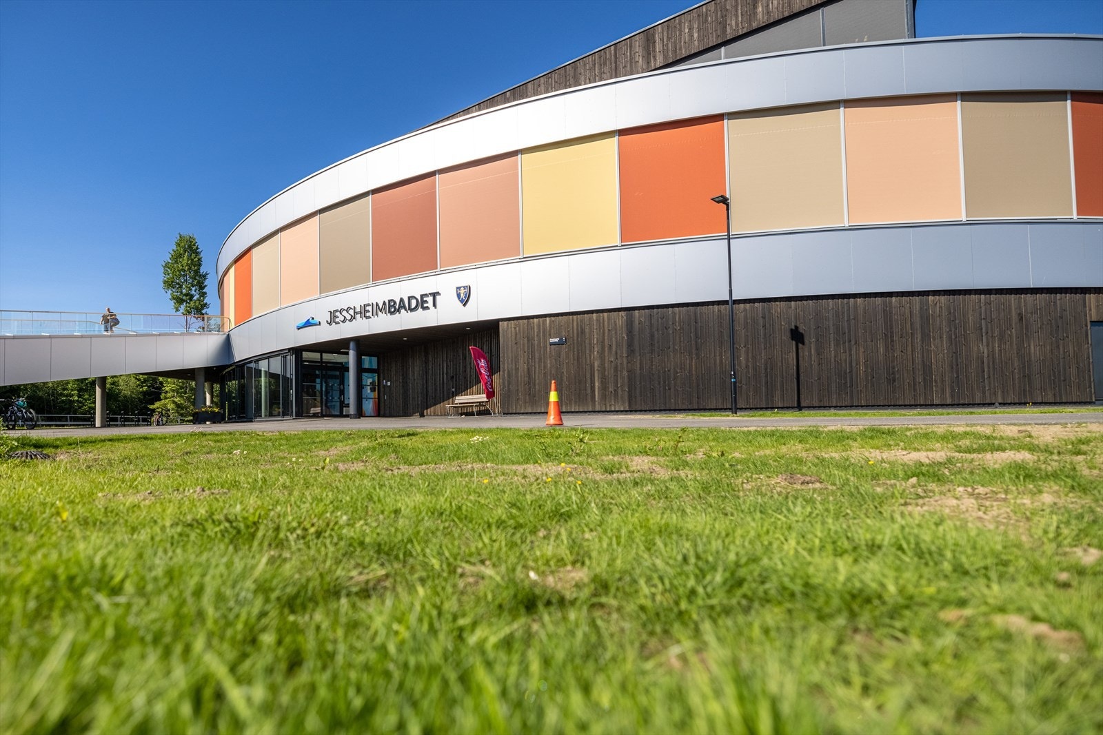 Jessheimbadet ligger rett i nærheten, og kan bl.a. lokke med Idrettsbasseng, stupebasseng, terapibasseng, opplæringsbasseng - med hev og senk bunn, velværebasseng, barnebasseng og boblebad. Galleribilde